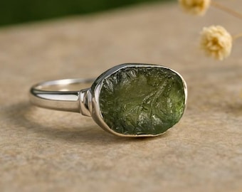 Grov Moldavitring 925 Sterling Silver, Rå Grön Kristallring, Naturlig Moldavit Statementring, Handgjorda Boho Smycken, Present till Henne