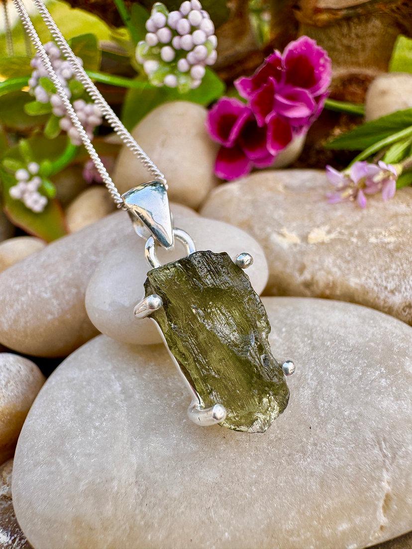 Merveilleuse pierre précieuse tourmline verte tillée 1.85 CTS pierre