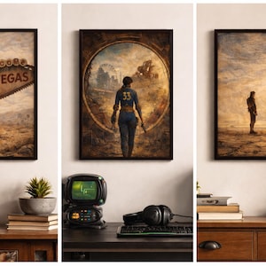 Puede incluir: Conjunto de tres impresiones artísticas enmarcadas. Una presenta el letrero de New Vegas, otra una figura caminando hacia un portal circular y la tercera representa a dos figuras en un paisaje desértico. Las impresiones tienen una estética vintage en tonos sepia.