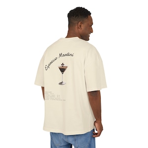 Maglietta grafica Espresso Martini, unisex, vestibilità box, stampa minimale sul retro, cotone pesante, estetica da cocktail moderna