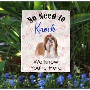 Shih Tzu não precisa bater, sabemos que você está aqui Bandeira de jardim 12 x 18 polegadas