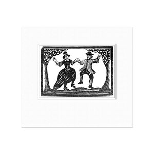Könnte beinhalten: Schwarz-weißer Holzschnitt eines tanzenden Paares in einem gerahmten Bild. Das Paar ist in traditioneller Kleidung gekleidet und hält sich an den Händen. Der Hintergrund ist eine einfache Landschaft mit Bäumen.