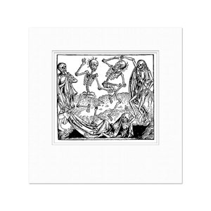 Puede incluir: Grabado en madera en blanco y negro que representa a un grupo de esqueletos bailando alrededor de una figura tendida en el suelo. Los esqueletos visten túnicas y tienen dedos largos y huesudos. La figura en el suelo está cubierta con una sábana y tiene una cara de calavera.