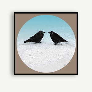 Könnte beinhalten: Zwei schwarze Krähen, die sich in einem runden Rahmen mit blauem und weißem Hintergrund gegenüberstehen.