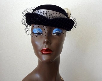 1950s Black Hat with Cream Feather and Black Net Veil / vintage accessory