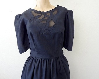 Vestido de día negro de la década de 1980 / vestido vintage con detalle de trabajo de corte de encaje / LBD semi transparente