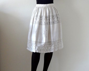 1950s White Linen Skirt / full skirt with crochet lace detail / vintage spring fashion