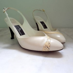 Höga klackar med slingback från 1970-talet - vintage pumps med spetsiga tå i läder och ormskinn, storlek 6.5B