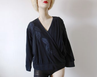 Top de sobrepelliz negro de la década de 1980 / camiseta vintage con alas de murciélago de Bonnie y Bill