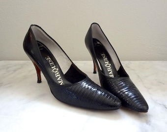 Tacones de aguja negros de los años 50 / tacones de punta puntiaguda con relieve de reptil vintage / zapatos de tacón de aguja estilo bomba, talla 8 AAA