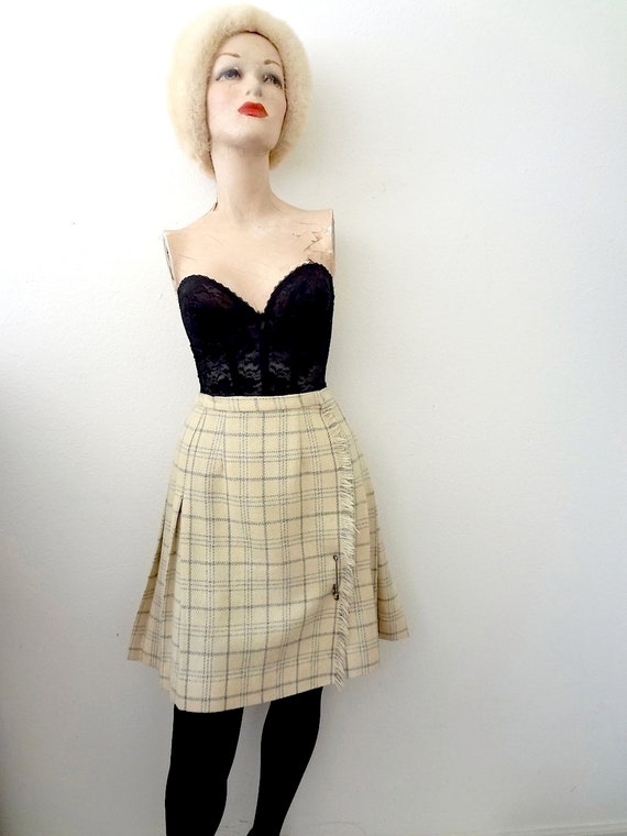 1960s Wool Skirt / short plaid wrap kilt with pin… - image 1