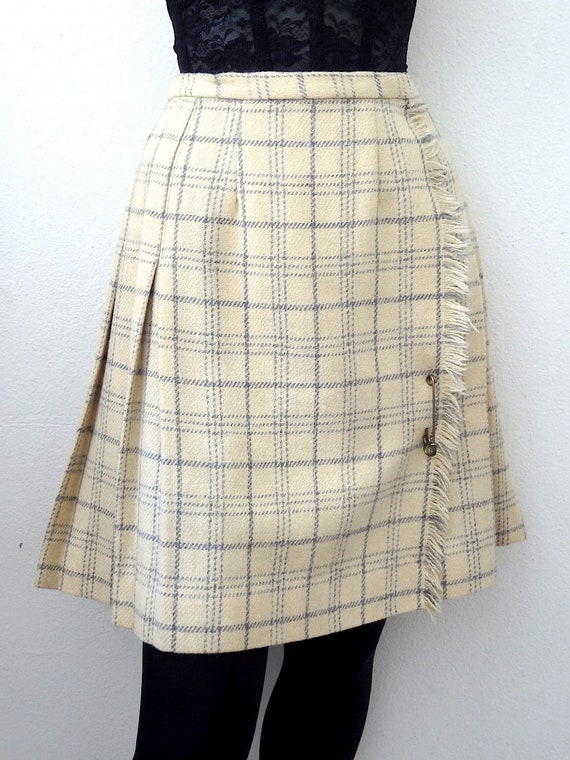 1960s Wool Skirt / short plaid wrap kilt with pin… - image 3