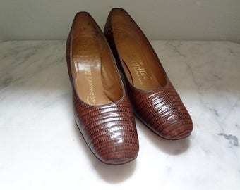 1960s Pumps / Vintage Brown Leather Chunky Heels Size 8AA