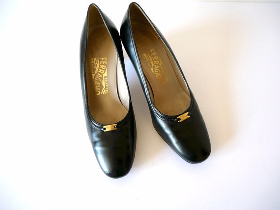1970s Ferragamo Black Leather Pumps / Designer Vintage Mid  display picture 2