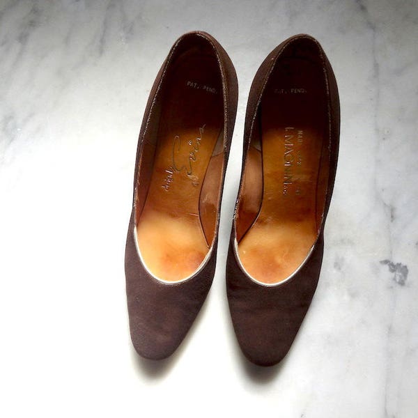 1960s Pumps - brown suede heels - mod vintage dress shoes size 6.5A