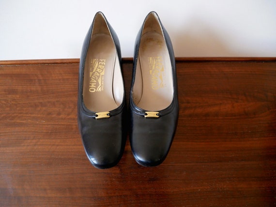 1970s Ferragamo Black Leather Pumps / designer vin