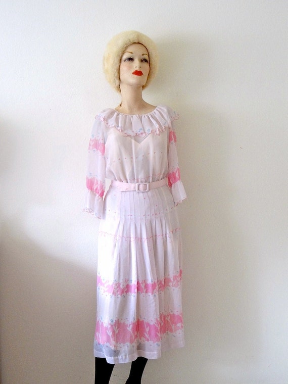 1950s Day Dress / vintage pink floral print chiff… - image 1