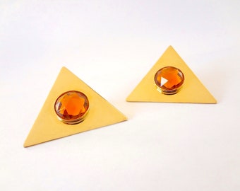 Pendientes geométricos de la década de 1980 / triángulos metálicos en tono oro vintage con pendientes de poste de piedra de color ámbar