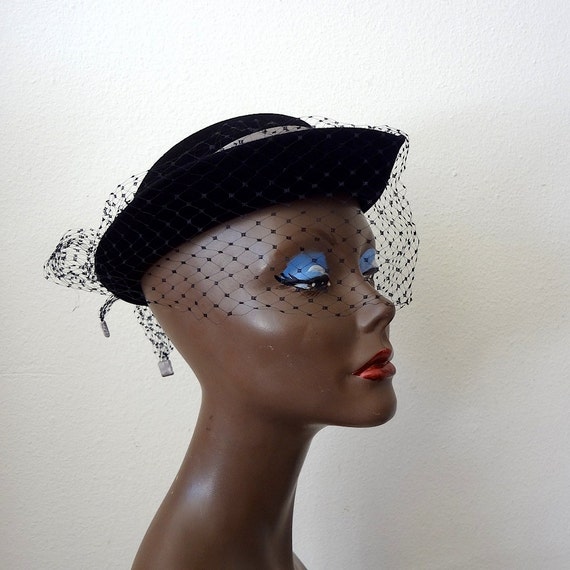 1950s Black Hat with Cream Feather and Black Net … - image 4