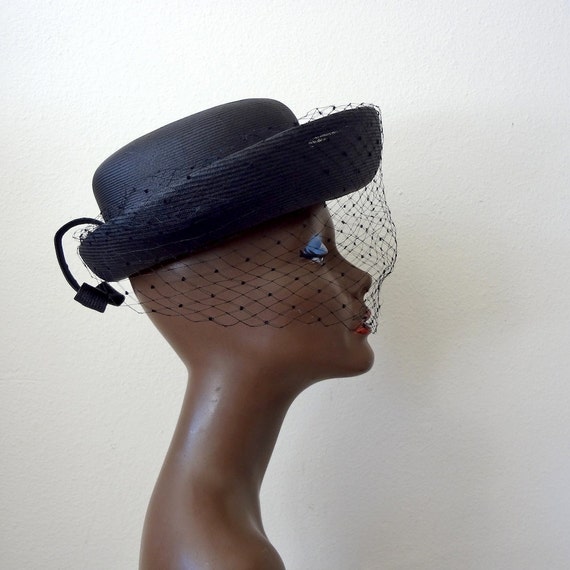 1950s Black Hat / wide brim straw hat with veil /… - image 1