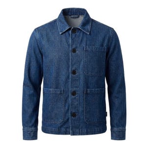 Könnte beinhalten: Eine dunkelblaue Jeansjacke mit klassischem Kragen, langen Ärmeln mit geknöpften Manschetten und einer Knopfleiste vorne. Das Kleidungsstück verfügt über eine Brusttasche auf der linken Seite und zwei größere aufgesetzte Taschen an der Taille.
