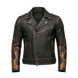Peut inclure: Veste en cuir marron vieilli avec fermeture éclair asymétrique. Des motifs de flammes ornent les manches en marron et orange. Col à revers, épaules matelassées et plusieurs poches zippées.