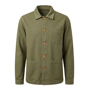 Puede incluir: Chaqueta verde oliva con cierre de botones, cuello y dos bolsillos delanteros. La chaqueta de manga larga tiene cuatro botones en la parte delantera y dos bolsillos inferiores. La chaqueta está hecha de tela duradera.