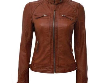 Chaqueta de cuero genuino marrón estilo motero hecha a mano para mujer.