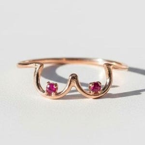 Bague de fierté lesbienne en or rose rubis délicat, cadeau féministe