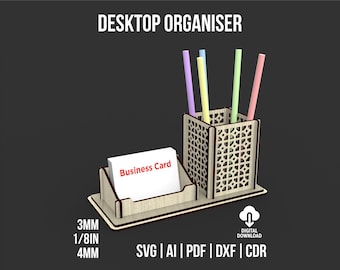 Puede incluir: Un organizador de escritorio de madera con un tarjetero y un portalápices. El portalápices contiene varios bolígrafos de colores. El texto "DESKTOP ORGANISER" está en la parte superior. El texto "Business Card" está en la tarjeta. Descarga digital.