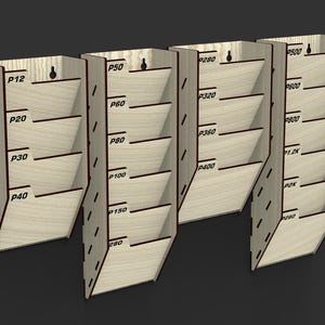 Puede incluir: Cuatro organizadores de pared de madera con estantes en &aacute;ngulo. Cada organizador tiene una serie de compartimentos etiquetados, con texto como "P12", "P20", "P30", "P40", "P50", "P60", "P80", "P100", "P150", "P280", "P320", "P360", "P400", "P500", "P600", "1.2K" y "P2K".