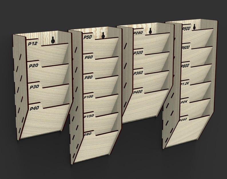Puede incluir: Cuatro organizadores de pared de madera con estantes en &aacute;ngulo. Cada organizador tiene una serie de compartimentos etiquetados, con texto como "P12", "P20", "P30", "P40", "P50", "P60", "P80", "P100", "P150", "P280", "P320", "P360", "P400", "P500", "P600", "1.2K" y "P2K".
