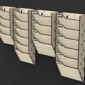 Puede incluir: Cuatro organizadores de pared de madera con m&uacute;ltiples compartimentos etiquetados. Cada organizador tiene un acabado de veta de madera clara con ribetes marr&oacute;n oscuro. Los compartimentos est&aacute;n etiquetados con n&uacute;meros.