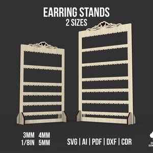 Puede incluir: Dos expositores de pendientes de madera con un diseño de borde festoneado decorativo. Los expositores tienen múltiples barras horizontales para exhibir pendientes. El texto "EARRING STANDS 2 SIZES" está en la parte superior. El texto inferior dice "3MM 4MM 1/8IN 5MM" y "SVG | AI | PDF | DXF | CDR".