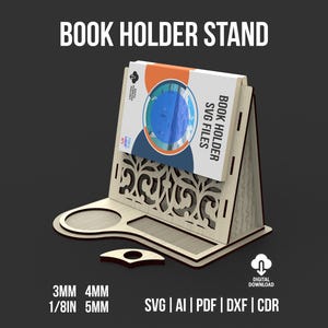 Puede incluir: Un soporte de madera para libros con un diseño calado decorativo. El soporte sostiene un libro con una cubierta naranja, azul y blanca. El texto "BOOK HOLDER STAND" está en la parte superior. El soporte tiene un recorte circular y una pieza pequeña separada.