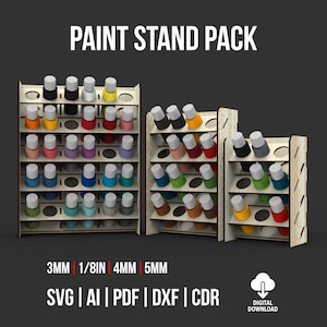 Może przedstawiać: Drewniany zestaw stojaków na farby z napisem "PAINT STAND PACK". Stojaki są przeznaczone do przechowywania wielu butelek z farbą, z widocznymi różnymi kolorami. Obraz zawiera również tekst wskazujący formaty plików i ikonę pobierania cyfrowego.