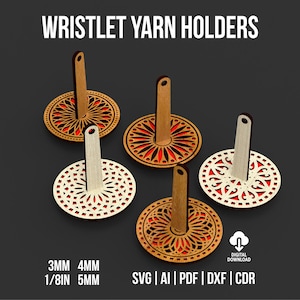 Könnte beinhalten: Fünf hölzerne Handgelenk-Garnhalter mit dekorativem Design. Die Halter haben eine kreisförmige Basis mit einem zentralen Pfosten. Der Text "WRISTLET YARN HOLDERS" steht oben. Die Basis ist 3 mm, 4 mm, 1/8 Zoll und 5 mm dick.