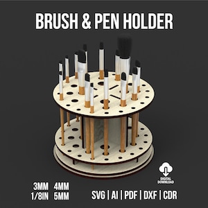 Peut inclure: Un porte-pinceaux et stylos en bois avec plusieurs trous pour le rangement. Le support comporte deux niveaux circulaires reliés par des supports en bois. Le niveau supérieur contient des pinceaux et des stylos de différentes tailles. Le texte "BRUSH & PEN HOLDER" est en haut.