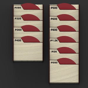 Puede incluir: Dos paneles de madera con un acabado de veta clara. Cada panel tiene varias pesta&ntilde;as rojas curvas con texto blanco que indica valores como P280, P320, P360, P400, P500, P600, P800, P1.2K y P2K. Los paneles est&aacute;n sobre un fondo gris oscuro.