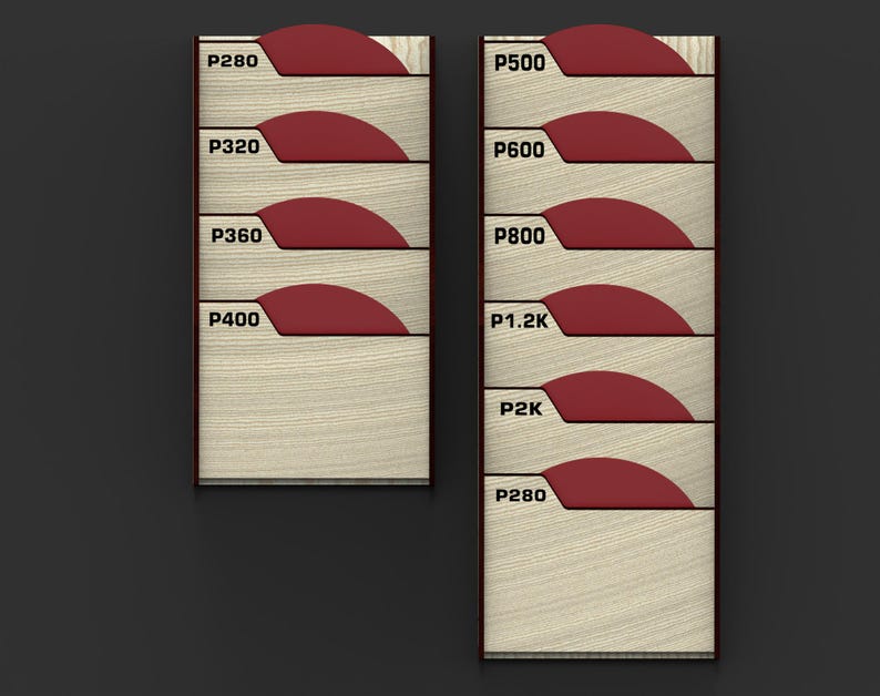 Puede incluir: Dos paneles de madera con un acabado de veta clara. Cada panel tiene varias pesta&ntilde;as rojas curvas con texto blanco que indica valores como P280, P320, P360, P400, P500, P600, P800, P1.2K y P2K. Los paneles est&aacute;n sobre un fondo gris oscuro.