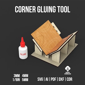 以下が含まれることがあります： 明るい木材仕上げの木製コーナーグルーイングツールで、木片を持っています。赤いキャップが付いた接着剤のボトルがツールの隣にあります。画像には「CORNER GLUING TOOL」、「GLUE」、「DIGITAL DOWNLOAD」と書かれています。