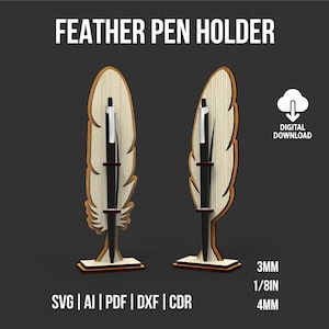 Può includere: Un portapenne in legno a forma di piuma con una penna nera. Il supporto è realizzato in legno marrone chiaro con un contorno marrone più scuro. Il testo "FEATHER PEN HOLDER" è in alto. Il supporto è spesso 3 mm o 4 mm.