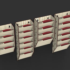 Puede incluir: Un conjunto de cuatro organizadores de discos de lijado de madera. Cada organizador tiene m&uacute;ltiples estantes con discos de lijado rojos. Los organizadores est&aacute;n etiquetados con n&uacute;meros de grano, incluyendo P12, P20, P30, P40, P50, P60, P80, P100, P150, P280, P320, P360, P400, P500, P600, P800, 1.2K y 2K.