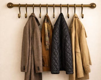 Cabideiro de parede artesanal em latão: organizador de corredor com inspiração vintage