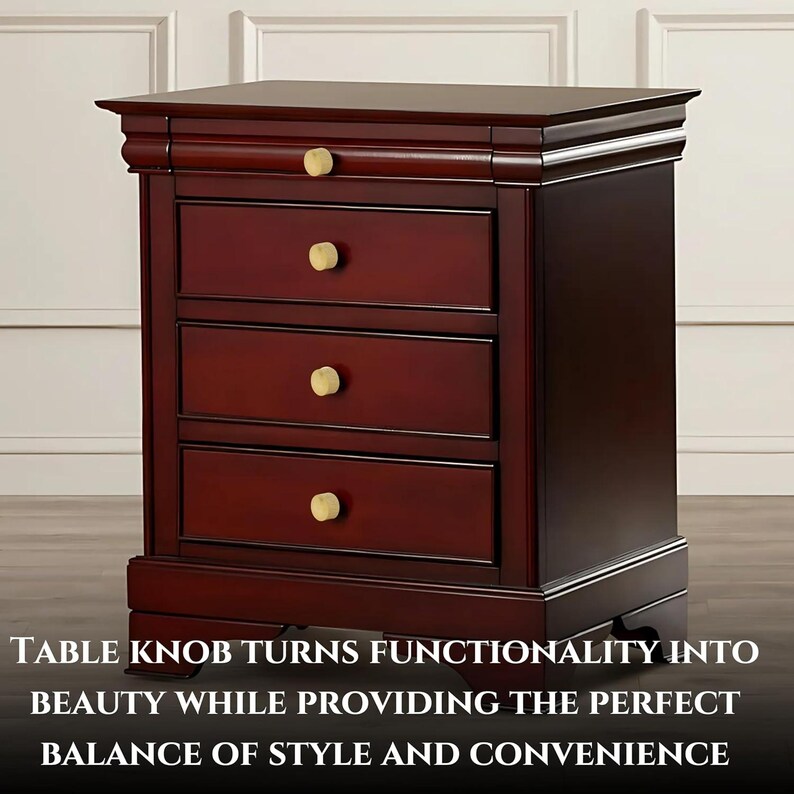 Pode incluir: Uma mesa de cabeceira com acabamento em cerejeira escura com tr&ecirc;s gavetas e puxadores dourados. A mesa de cabeceira tem um design cl&aacute;ssico com formato retangular e molduras decorativas. O texto na parte inferior diz: TABLE KNOB TURNS FUNCTIONALITY INTO BEAUTY WHILE PROVIDING THE PERFECT BALANCE OF STYLE AND CONVENIENCE.