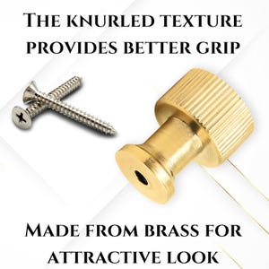 Pode incluir: Close-up de um bot&atilde;o de lat&atilde;o com textura recartilhada para melhor ader&ecirc;ncia e dois parafusos prateados. O texto diz "A textura recartilhada proporciona melhor ader&ecirc;ncia" e "Feito de lat&atilde;o para um visual atraente."