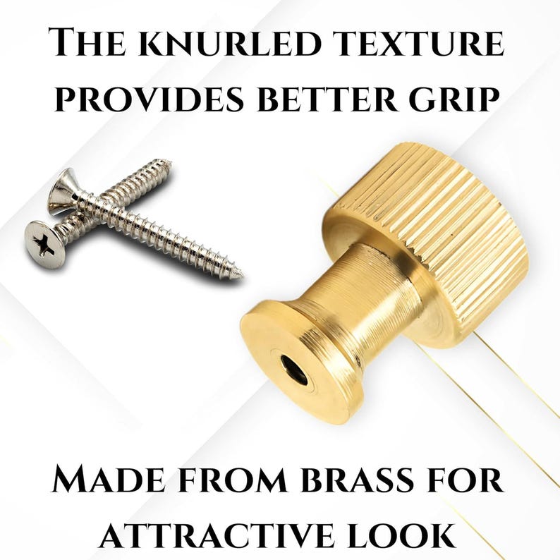 Pode incluir: Close-up de um bot&atilde;o de lat&atilde;o com textura recartilhada para melhor ader&ecirc;ncia e dois parafusos prateados. O texto diz "A textura recartilhada proporciona melhor ader&ecirc;ncia" e "Feito de lat&atilde;o para um visual atraente."