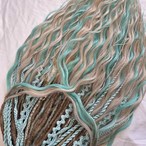 Boho Dreadlocks 56 DE – Blond, Türkis & Natürliches Hellbraun – Gewellte Enden, Lace Braids, 345g Set