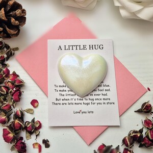 Cuore tascabile in resina con abbraccio – Gettone fatto a mano con cartoncino di supporto, piccolo regalo per amici e persone care, regalo premuroso, gettone per la salute mentale