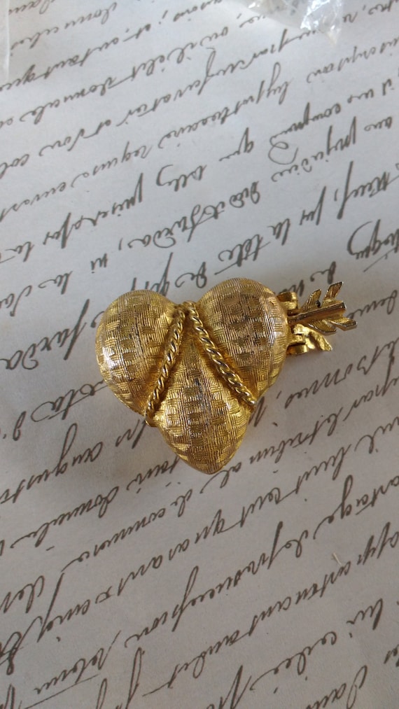 Vintage gold tone pewter heart with arrow pill sta